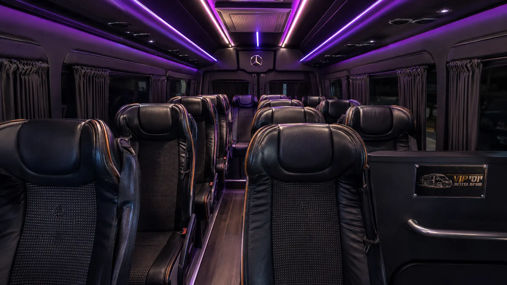 פנים מיניבוס VIP עם מושבים נוחים ותאורת אווירה